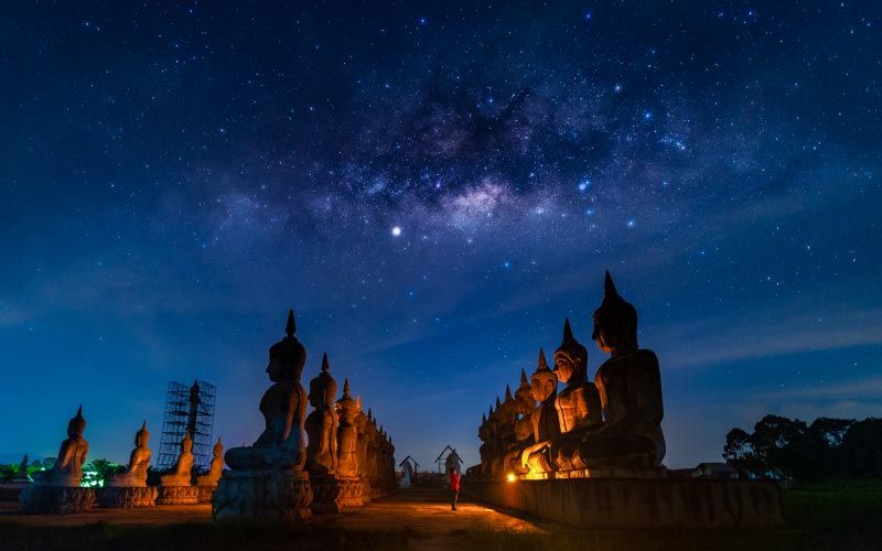 statuts géantes de Boudha sous un ciel etoilé 